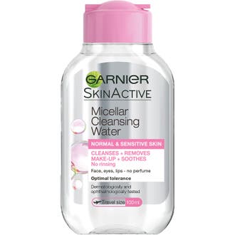 Garnier Micellar Cleansing Water 100ml rengöringsvatten ger skonsam sminkborttagning i klar reseflaska med rosa lock.