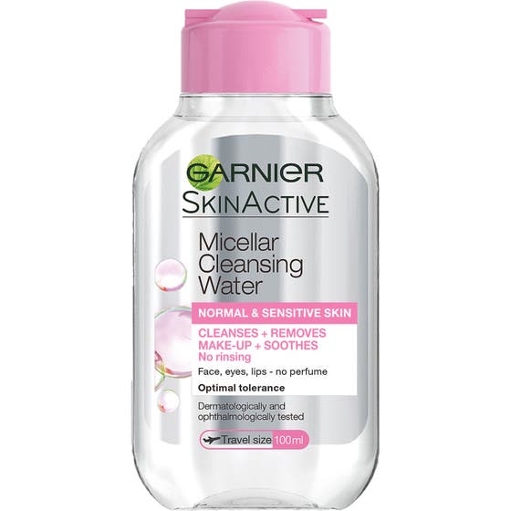 Garnier SkinActive Micellar Cleansing Water 100 ml rejsestørrelse i klar flaske med lyserødt låg fjerner makeup