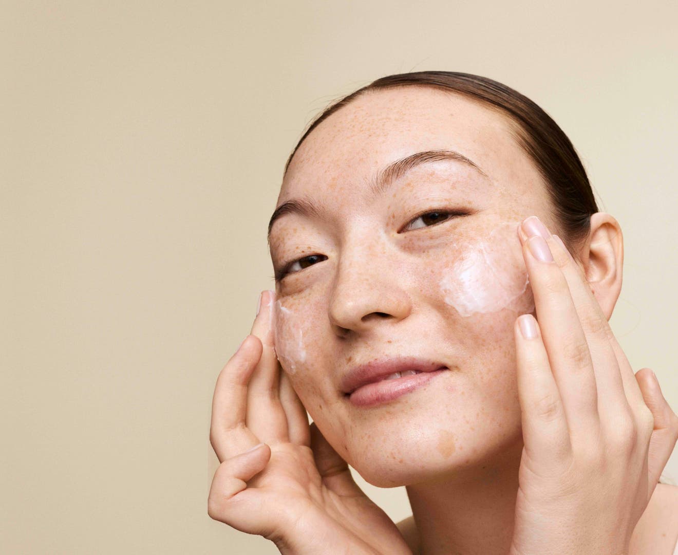 Guide till k-beauty: 10-stegsrutinen & produkter efter hudtyp