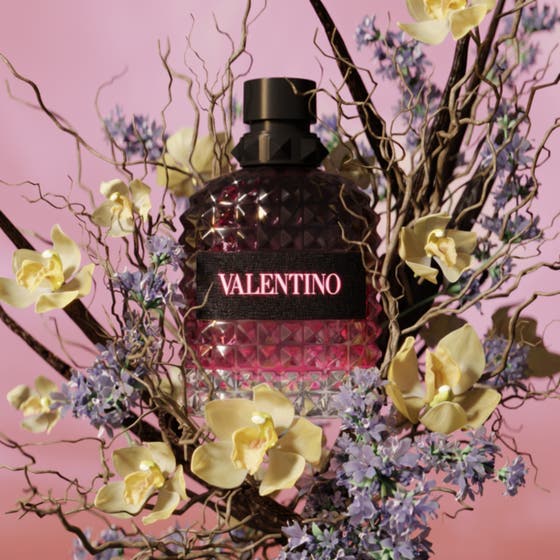 Valentino Born in Roma Uomo Intense Eau de Parfum herreparfyme vist i to størrelser med sorte nagler