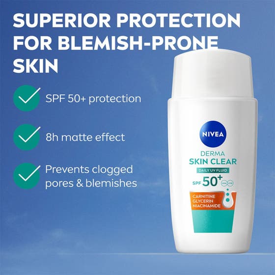 NIVEA Derma Skin Clear Daily UV Fluid 40 ml vit flaska med SPF 50 som ger matt effekt och motverkar orenheter.