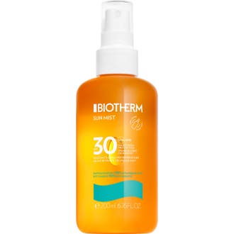 Biotherm Waterlover Sun Mist 200 ml SPF 30 gir solbeskyttelse i en gjennomsiktig oransje sprayflaske med hvit pumpe