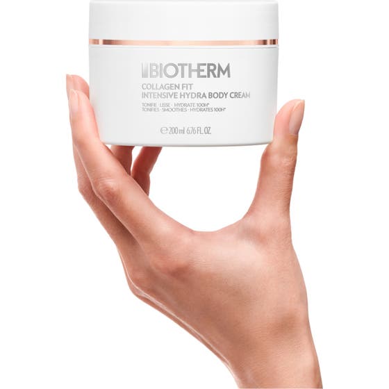 Biotherm Collagen Fit Body Cream 200 ml oppstrammende kroppskrem i hvit krukke som holdes i en hånd