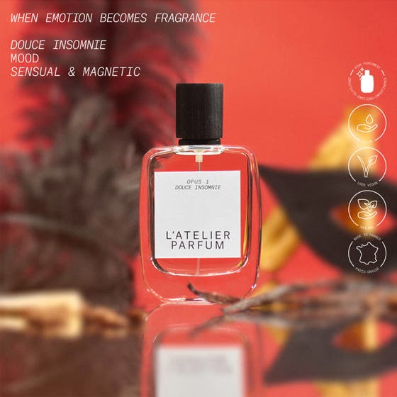 L'Atelier Parfum Douce Insomnie Opus 1 50 ml eau de parfum i klar glasflaske på rød baggrund