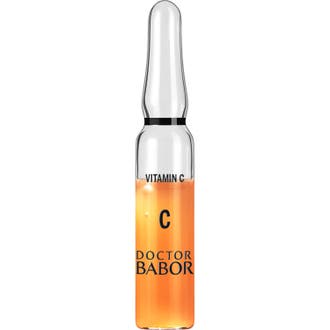 Doctor Babor Vitamin C ampul skaber glød i en gennemsigtig glasampul fyldt med orange serum.