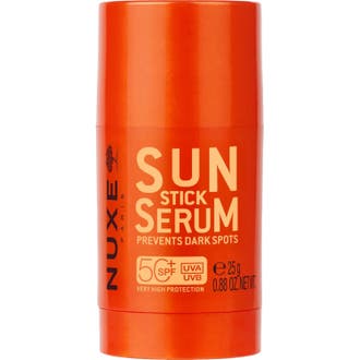 Nuxe Sun Stick Serum 25 g solskyddsstift SPF 50+ som motverkar pigmentfläckar i en orange hylsa med beige text
