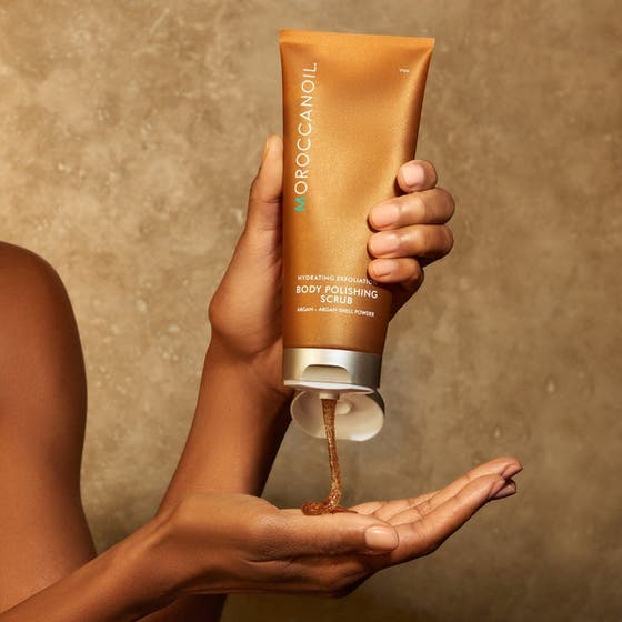 Moroccanoil Body Polishing Scrub fuktighetsgivende kroppsskrubb i bronsefarget tube med kornete tekstur