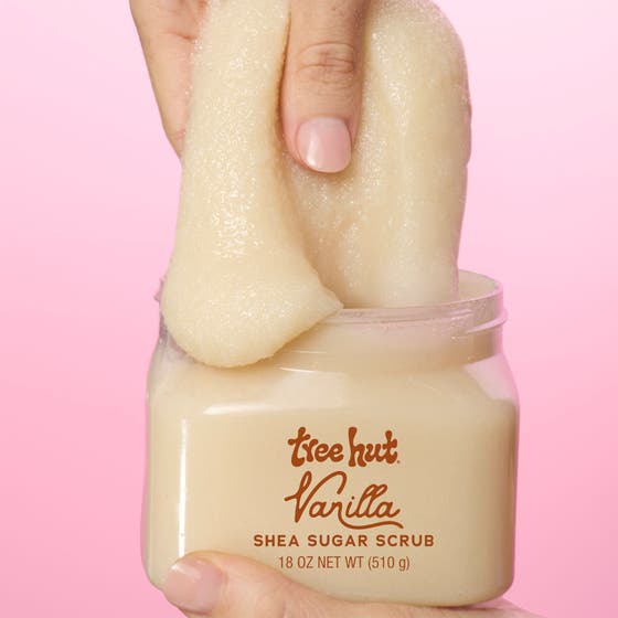 Tree Hut Shea Sugar Scrub Vanilla 510 g exfolierande body scrub visar en kornig krämig textur som lyfts ur burken