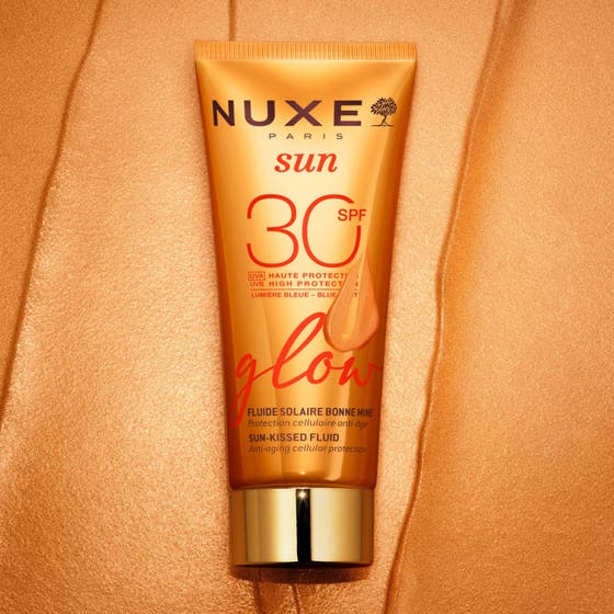 Nuxe Sun-Kissed Fluid 40 ml anti-aging solkrem med SPF 30 som beskytter mot blått lys i oransje ytteremballasje