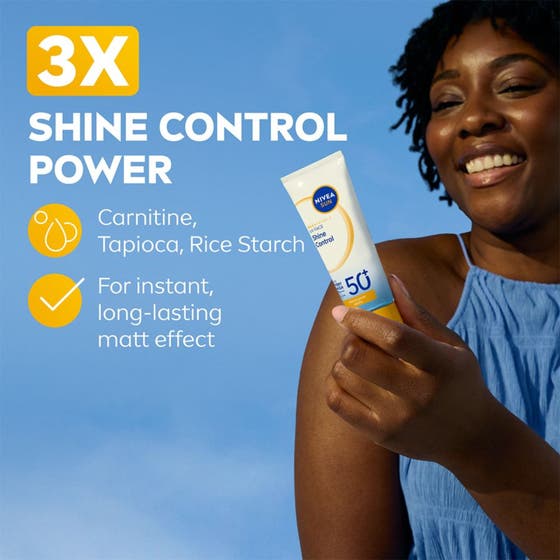 NIVEA UV Face Shine Control Cream 40 ml ansiktssolkrem SPF 50+ gir matt effekt og holdes av en smilende kvinne.