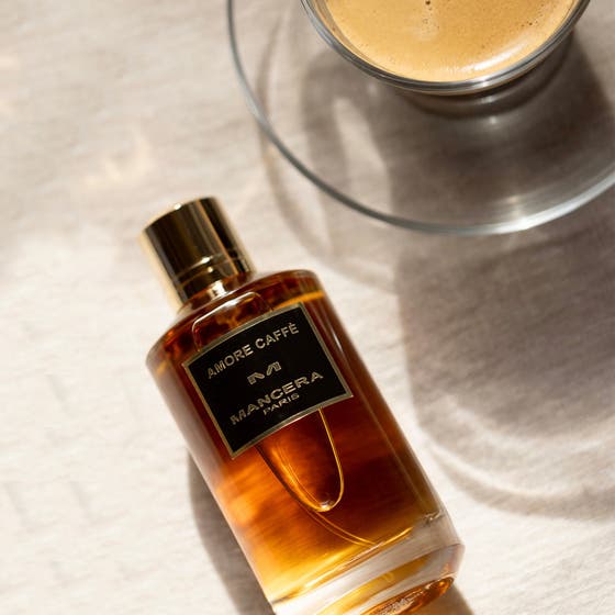 Mancera Amore Caffè Eau De Parfum 120 ml unisexparfume i ravfarvet glasflakon ved siden af en kop espresso
