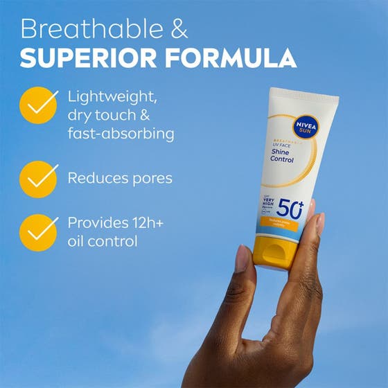 NIVEA UV Face Shine Control 50 ml solkrem i tube holdes mot en blå himmel og gir mattende effekt