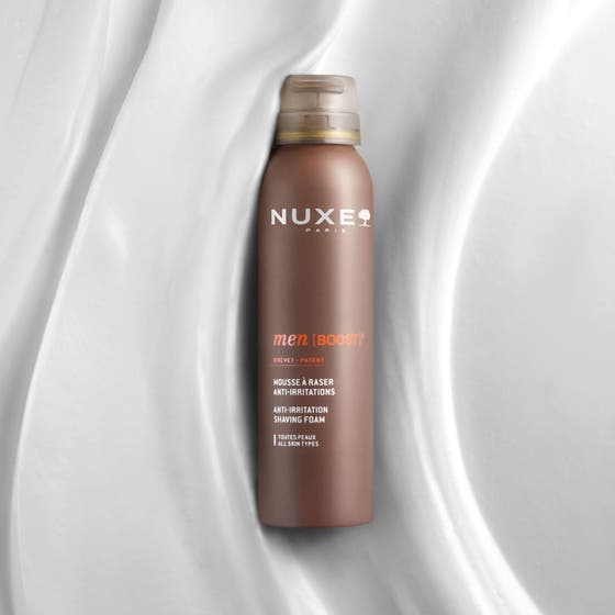 Nuxe Men Shaving Foam 150 ml rakskum for hudvård gir en tett barbering vist påført på en manns kinn