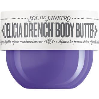 Sol de Janeiro Delícia Drench Body Butter reparerer fuktighetsbarrieren i en lilla krukke med hvitt lokk.