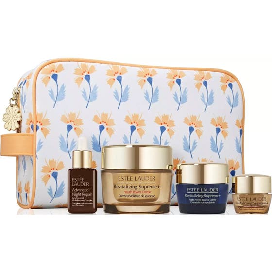 Estée Lauder Revitalizing Supreme+ ihonhoitosetti heleyttää ihoa sisältäen kultaisia voiteita ja kukkakuvioisen laukun.