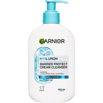 Garnier SkinActive Hyaluronic Aloe Cream Cleanser 250 ml lugnande rengöringsgel i vit flaska med turkos pump mot vattenbubblor.
