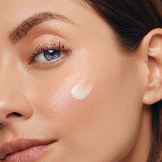 Biotherm Blue Retinol Serum Night 30 ml nattserum i blå glassflaske ved siden av ansiktskrem med sølvlokk