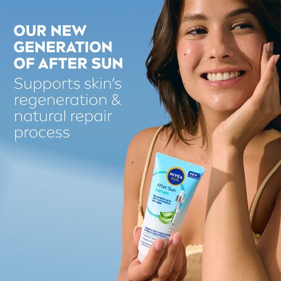 NIVEA After Sun Serum 100 ml rauhoittava after sun -voide, jota nainen pitelee kädessään hymyillen.