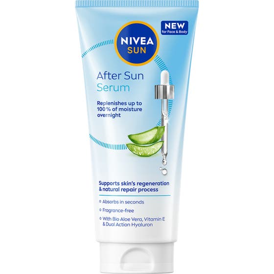 Nivea Sun After Sun Serum ihoa uudistava after sun -seerumi vaaleansinisessä tuubissa aloe vera -kuviolla.