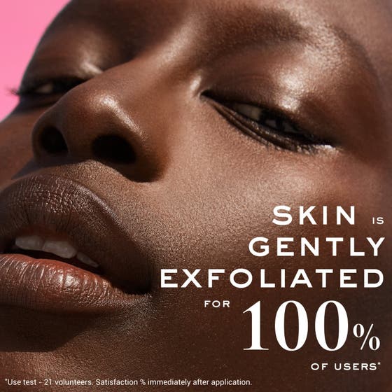 Nuxe Very Rose Gentle Face Scrub 75 ml eksfolierende ansiktsrens med nærbilde av en rosa rose med duggdråper