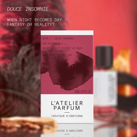 L'Atelier Parfum Douce Insomnie Opus 1 15 ml eau de parfum hvid æske med rød akvarel og flaske