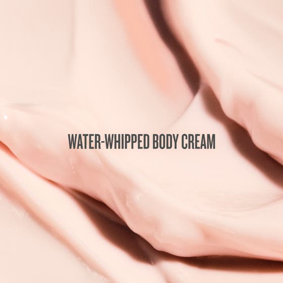 Sol de Janeiro Rosa Charmosa Dewy Cream 240 ml återfuktande body lotion visar en mjuk och krämig ljusrosa textur