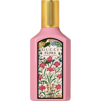 Gucci Flora Gorgeous Gardenia Eau de Parfum 50 ml i rosa lakkert flaske med blomstermønster og riflet gullkork