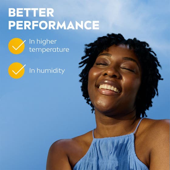 NIVEA UV Face Shine Control Cream SPF 50+ 40 ml mattende solkrem vist med smilende kvinne i fuktig og varmt vær