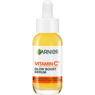 Garnier Vitamin C Glow Boost Serum 30 ml ger lyster i en genomskinlig glasflaska med vit pipett.