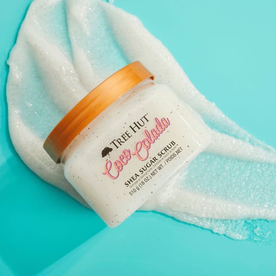 Tree Hut Coco Colada Shea Sugar Scrub 510 g eksfolierende kroppsskrubb i krukke med kobberfarget lokk og hvit tekstur