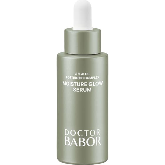 Doctor Babor Cleanformance Moisture Glow Serum gir fuktighet og glød i en hvit frostet flaske med grønn metallisk kork