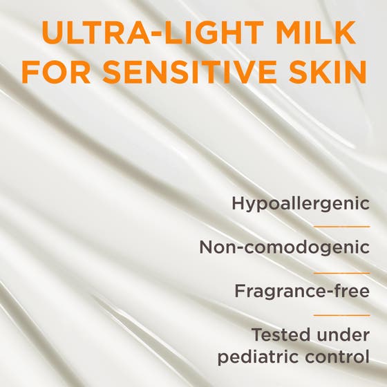 Garnier Ambre Solaire Sensitive Advanced Kids Lotion 175 ml solkräm spf50+ visar en kvinna som lyfter ett barn i solskenet.
