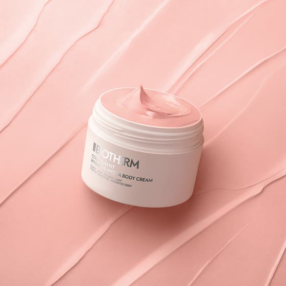 Biotherm Collagen Fit Body Cream 200 ml kroppskrem med kollagen og ceramider vist som rosa teksturerte dråper