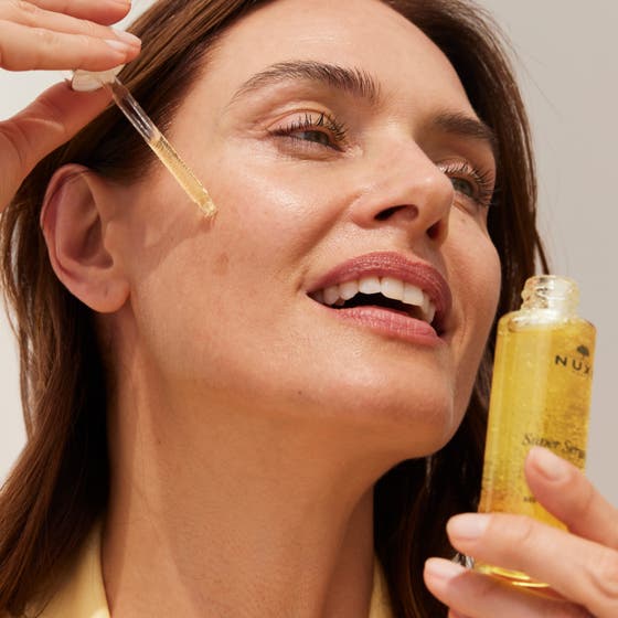 Nuxe Super Serum 10 30 ml anti-age ansigtsserum i glasflaske med guldpipette ved siden af æsken