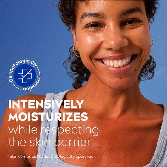 NIVEA Toner Refreshing 200 ml oppfriskende toner kvinne som bruker bomullspad for å fjerne rester og friske opp huden