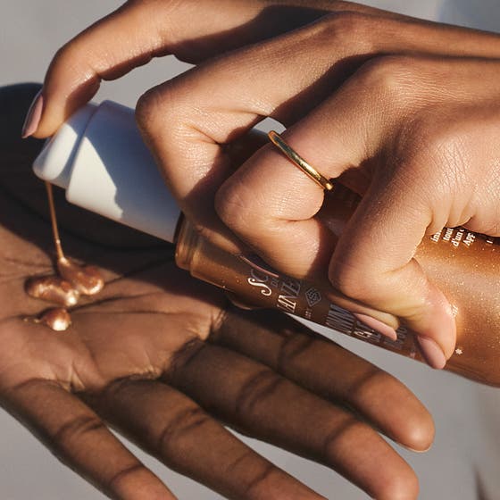 Sol de Janeiro Rio Sunset Bronze Glow Oil 75 ml kroppsolja ger lyster med skimrande bronsfärgad olja i en hand.