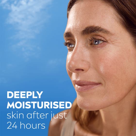 NIVEA Q10 Collagen Expert 3IN1 Repairing Serum 30 ml ansiktsserum på kvinna med lyster och texten Deeply moisturised