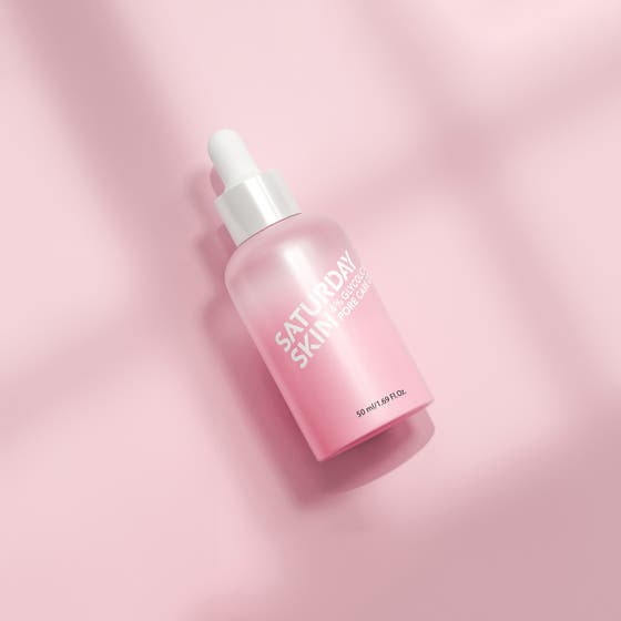 Saturday Skin Pore Active Treatment Serum 50 ml porförminskande serum i en rosa frostad flaska med vit pipett