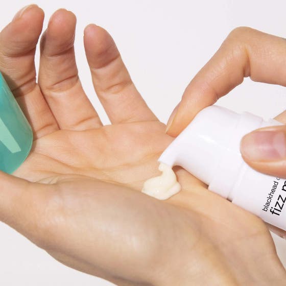 Dermalogica Clear Start Blackhead Clearing Fizz Mask ansigtsmaske mod hudorme med cremet tekstur i en hvid pumpe