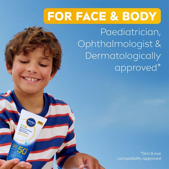 NIVEA Kids Daily UV Protect SPF50+ 100 ml solkräm till kroppen visas av en leende pojke mot en klarblå himmel.