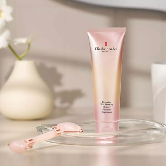 Elizabeth Arden Ceramide Skin Renewing Cleanser 125 ml rengöringsgel i lyxig rosa tub med en ansiktsroller