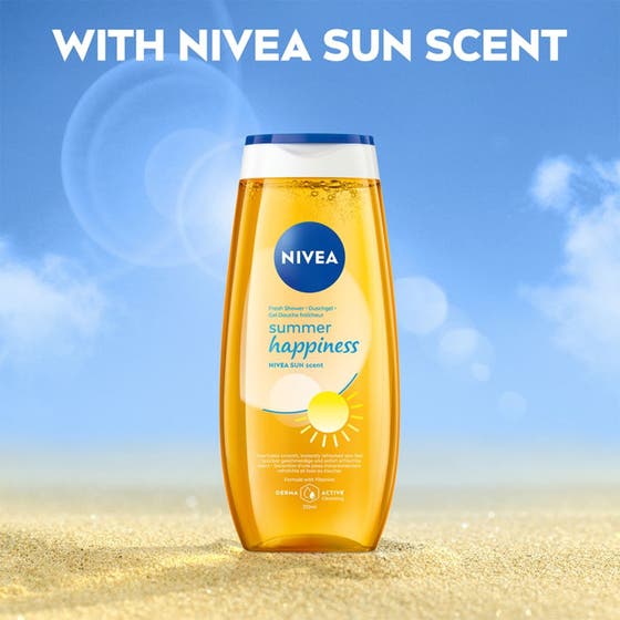 NIVEA Love Sunshine Shower Gel 250 ml oppfriskende dusjsåpe som gir glatt hud vist med kvinne som vasker seg med hvitt skum.