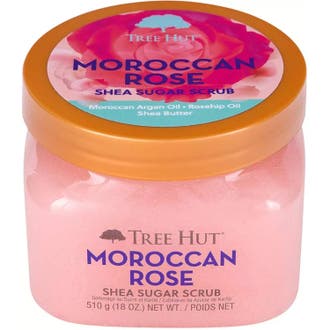 Tree Hut Shea Sugar Scrub Moroccan Rose 510 g kroppsskrubb ger lyster med sin rosa korniga textur och kopparfärgat lock