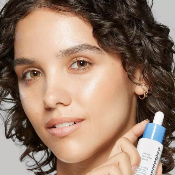 Dermalogica Circular Hydration Serum 30 ml fuktgivende ansiktsserum gir fukt og glød til huden på en kvinne