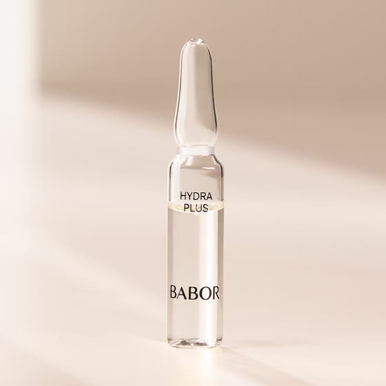 Babor Ampoule Hydra Plus 14 ml fuktighetsgivende serum i en enkel glassampulle med klar væske