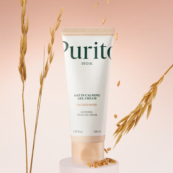Purito Oat-in Calming Gel Cream 100 ml havre lugnande ansiktskräm som trycks ut ur en vit tub i en handflata