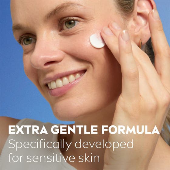 NIVEA Soothing Night Cream 50 ml lugnande nattkräm för känslig hud kvinna applicerar kräm med texten Extra Gentle Formula
