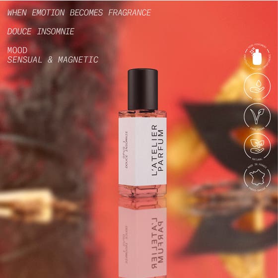 L'Atelier Parfum Douce Insomnie Opus 1 15 ml eau de parfum i glasflaske med sort låg foran rød baggrund