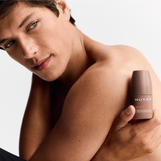 Nuxe Men 24Hr Protect Deo 50 ml herredeodorant gir 24 timers beskyttelse i brun roll-on flaske holdt mot hud