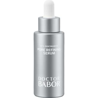 Doctor Babor Pore Refining Serum 30 ml minsker porer med 10% niacinamide i en mat sølvfarvet flaske med pipette